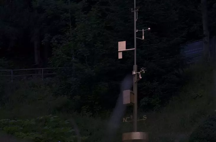 „Snow Guarantee” — instalacja z przekazem; stalowa, pokryta 23-karatowym złotem stacja meteorologiczna zwraca uwagę na problem zmian klimatycznych (okolice Bad Gastein w Austrii)