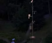 „Snow Guarantee” — instalacja z przekazem; stalowa, pokryta 23-karatowym złotem stacja meteorologiczna zwraca uwagę na problem zmian klimatycznych (okolice Bad Gastein w Austrii)