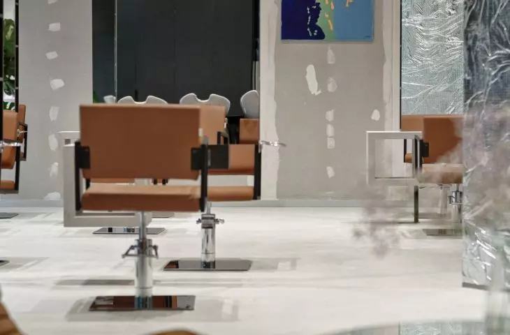 ściany obłożone są surowymi płytami gipsowo-kartonowymi, gdzieniegdzie z widocznymi łączeniami szpachlą