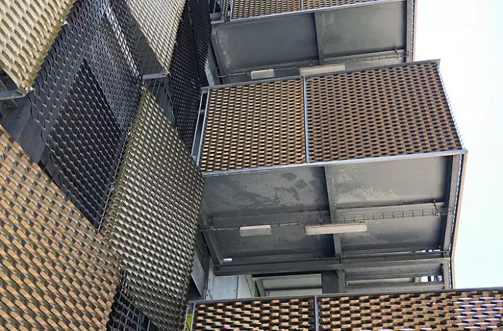 Living façade - panels arranged in different directions give the impression of an irregular façade