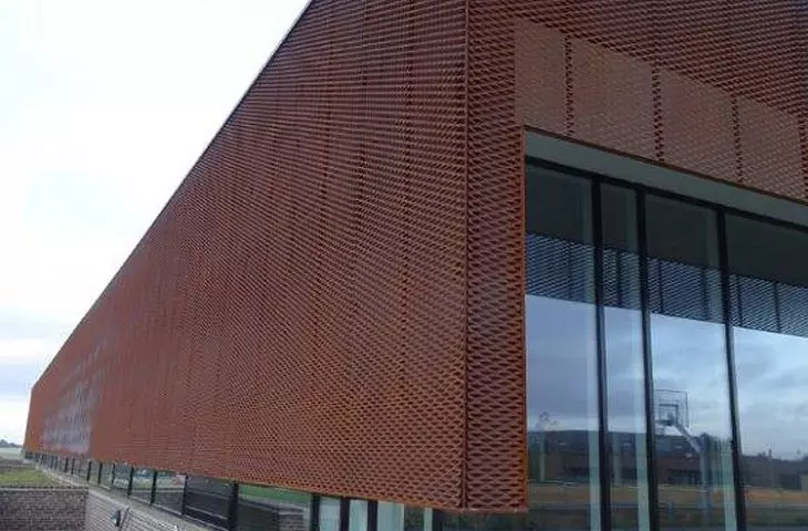 Przejrzyste szkło i cortenowska stal