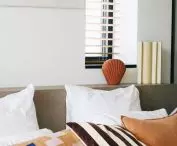 Hotel w nadmorskim stylu urządzony przez HKliving