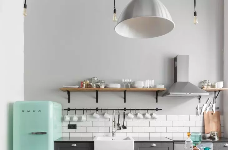 Akcentu kolorystycznego dodaje miętowa lodówka Smeg