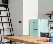 Lodówka Smeg tworzy akcent kolorystyczny