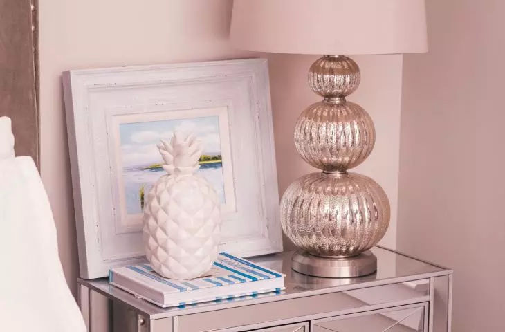 Silver details will beautifully highlight the pink arrangement 
