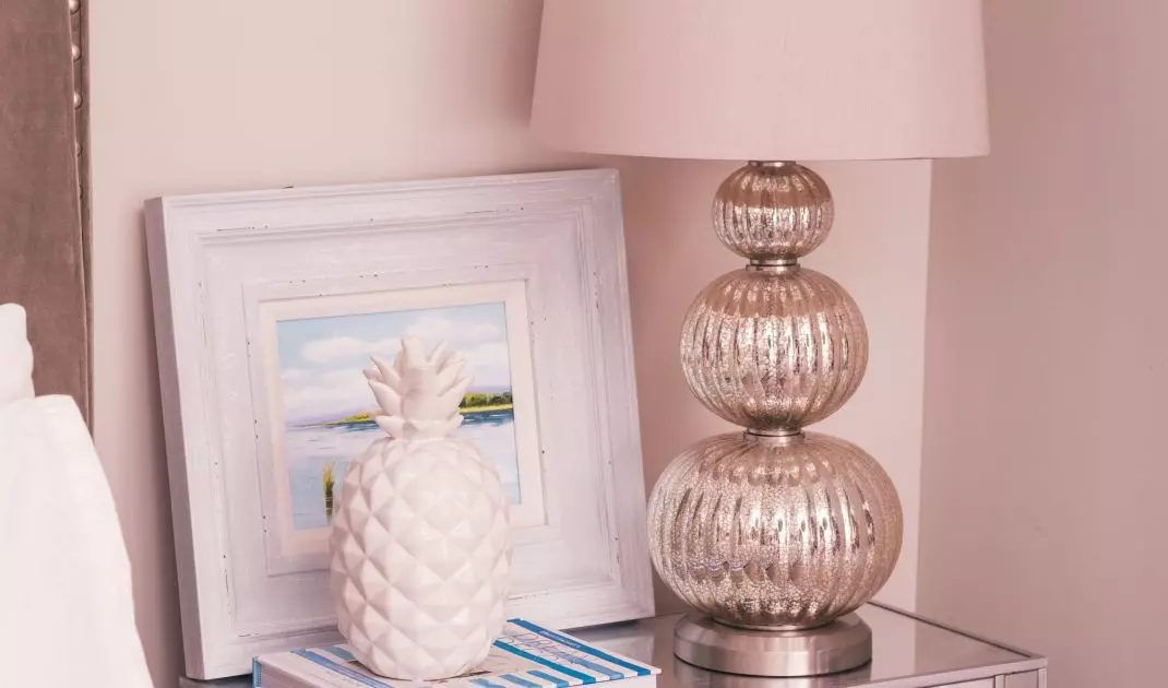 Silver details will beautifully highlight the pink arrangement 
