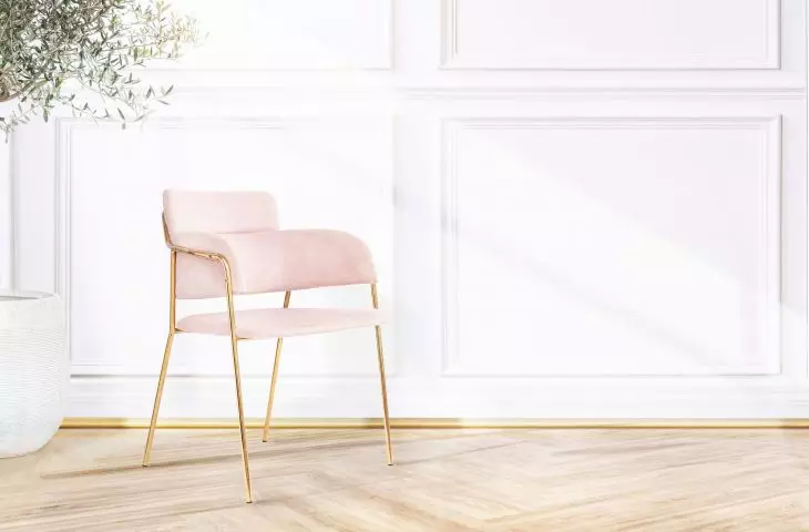 White, gold and pink create a stylish arrangement 