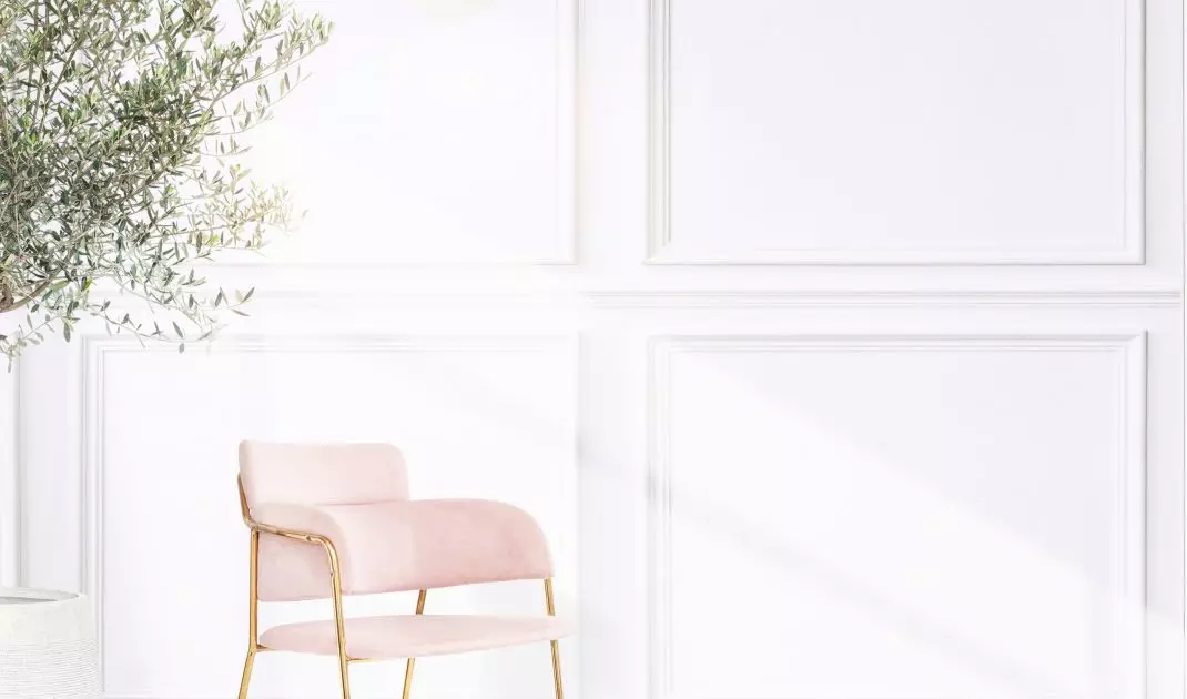 White, gold and pink create a stylish arrangement 