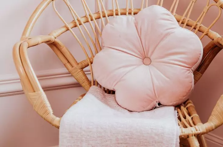 Natural accents combine great with pink
