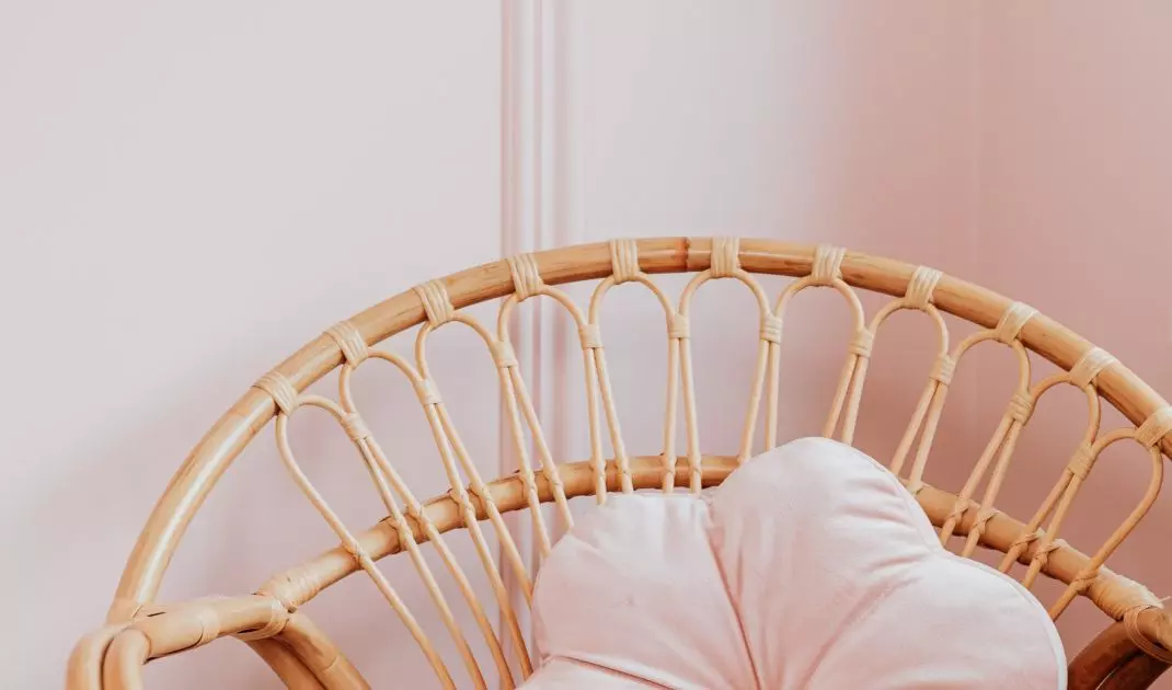 Natural accents combine great with pink
