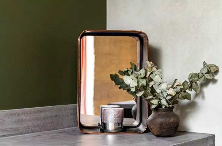 Juxtaposition of light and dark green on perpendicular walls
