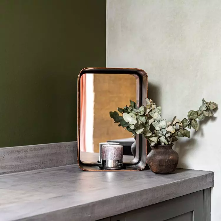 Juxtaposition of light and dark green on perpendicular walls