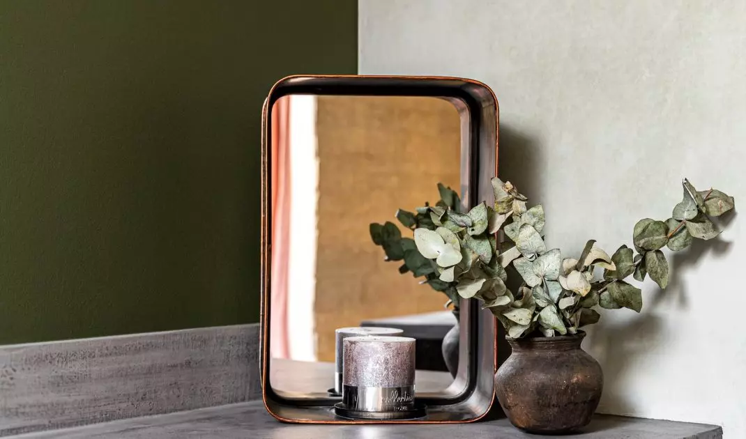 Juxtaposition of light and dark green on perpendicular walls
