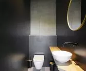 toaleta utrzymana w ciemnych kolorach