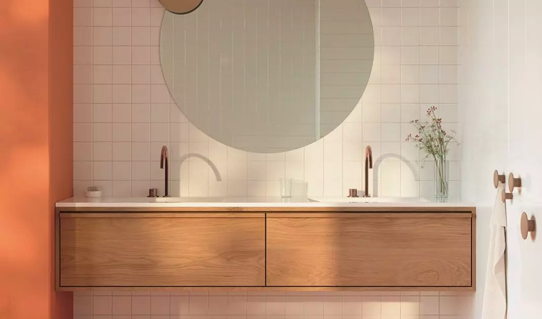 Smooth tiles on the walls combined with patterned tiles on the floor