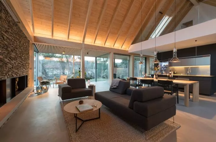 In the living room, an important element is the fireplace and the stone wall