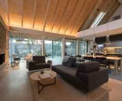 In the living room, an important element is the fireplace and the stone wall