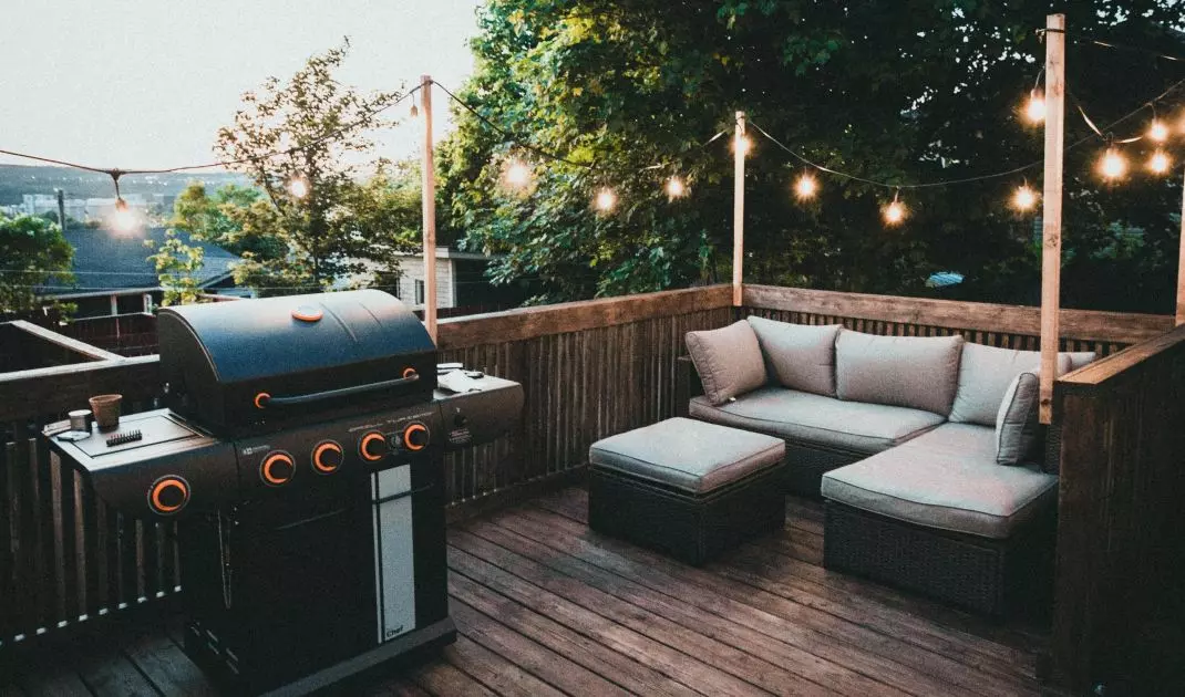 Atmospheric lighting will easily create a charming atmosphere for evening dinners on the terrace. 