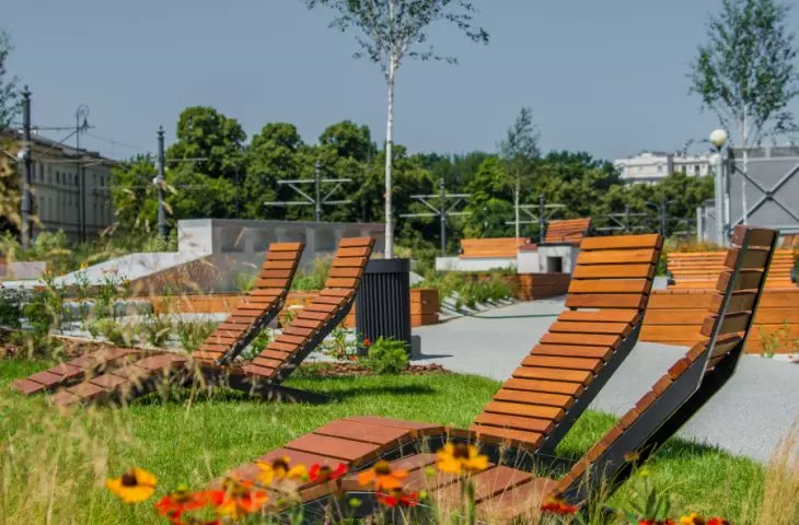 City Sports Square Arsenal City Hall - benches and flowers