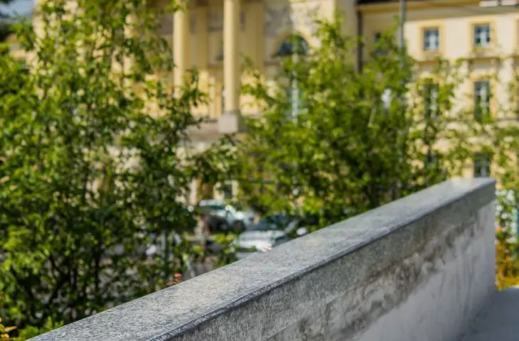City Sports Square Arsenal City Hall - wall and greenery