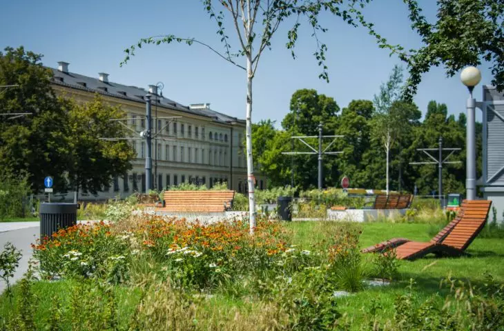 Arsenal City Hall Sports Square - benches and greenery
