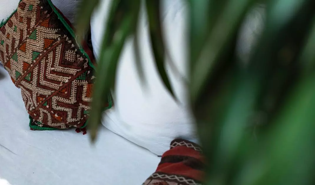 Kolorowe poduszki są łatwym sposobem na wprowadzeniu orientalnego charakteru do wnętrza