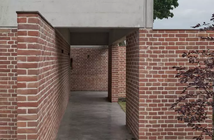 the materials used, brick and concrete, were left in their raw state