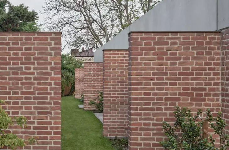 mur z cegieł wyznacza przestrzeń wewnętrznych dziedzińców