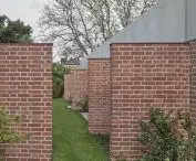 mur z cegieł wyznacza przestrzeń wewnętrznych dziedzińców