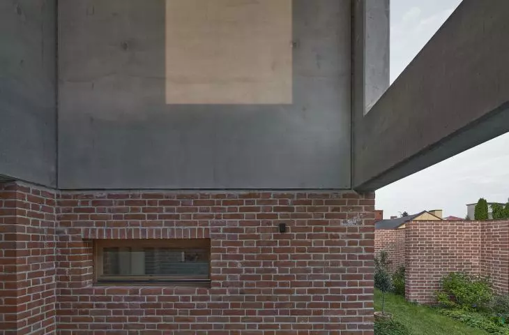 dzięki otworom w wieżach, do środka wpada więcej naturalnego światła