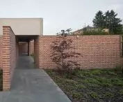 budynek otacza labirynt dziedzińców, które są przedłużeniem domu