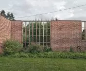 w ogrodzeniu umieszczono pergole o tych samych wymiarach co znajdujące się przed nimi okna