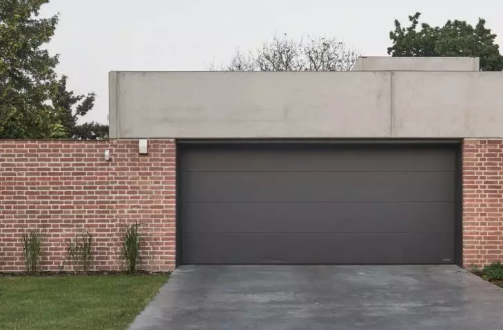 Up to a height of 2.20 m the whole is made of unplastered bricks