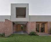 wieża podkreśla główne wejście do domu