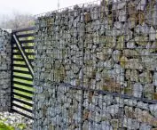 Z granitu powstają także elementy pozwalające na budowę murków oporowych, ogrodzeń, schodów i innych elementów małej architektury 