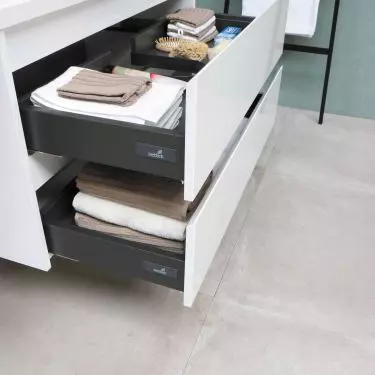 Built-in organizers for easy storage 