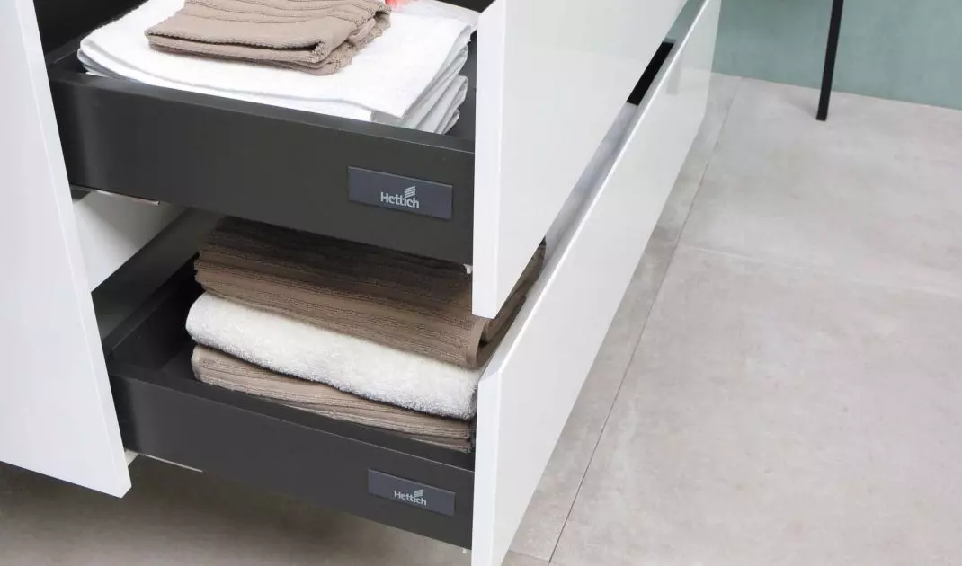 Built-in organizers for easy storage 