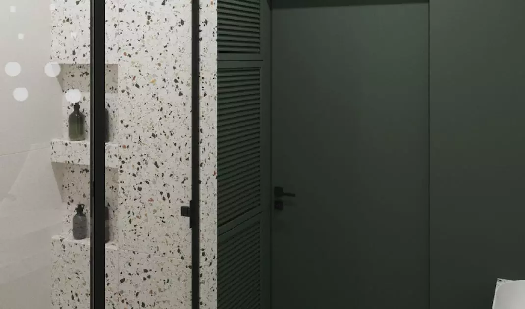 Toaleta z butelkową zielenią