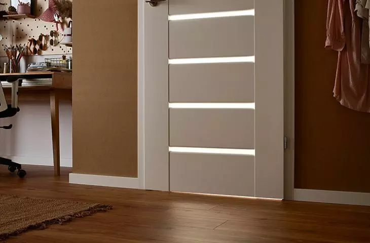 The light coming in through the horizontal glazing gives an interesting visual effect