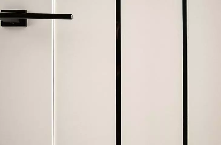 Glasses in the shade of Black Mat match interestingly with the door in white shade