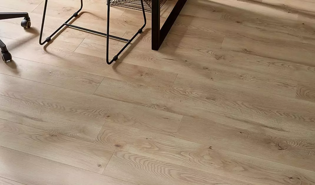 Laminated floor panels replicate the grain of natural wood