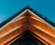 The form of the roof refers to the traditional construction of the region