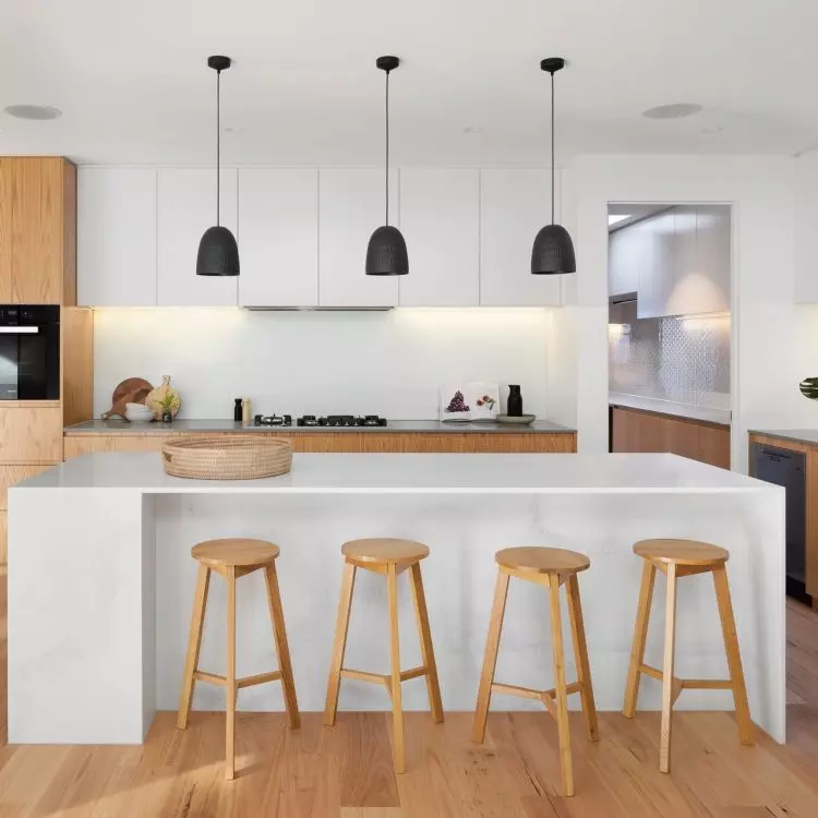 Arrangement of household appliances in the kitchen