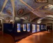 images are presented on the longer sides of the dark blue block