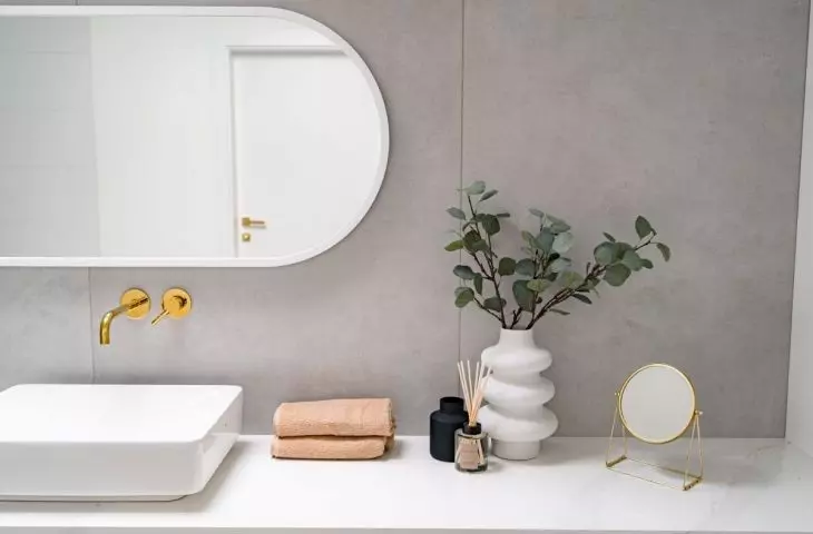 Around the washbasin there was space for storing small items