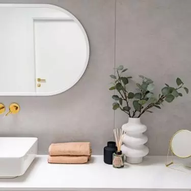 Around the washbasin there was space for storing small items