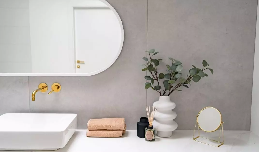 Around the washbasin there was space for storing small items