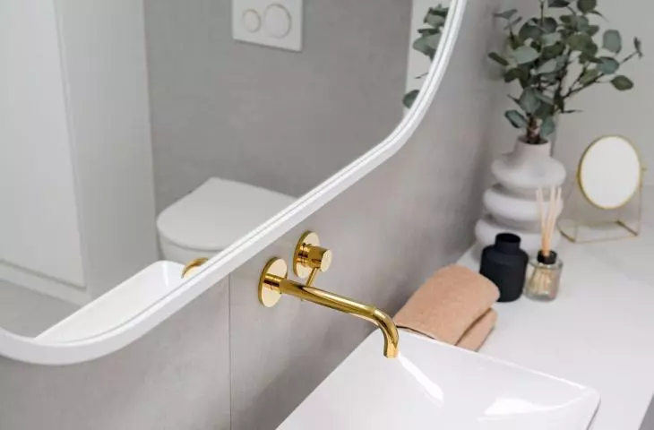 The rectangular washbasin is distinguished by its form