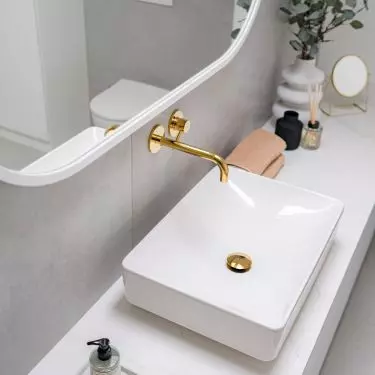The rectangular washbasin is distinguished by its form