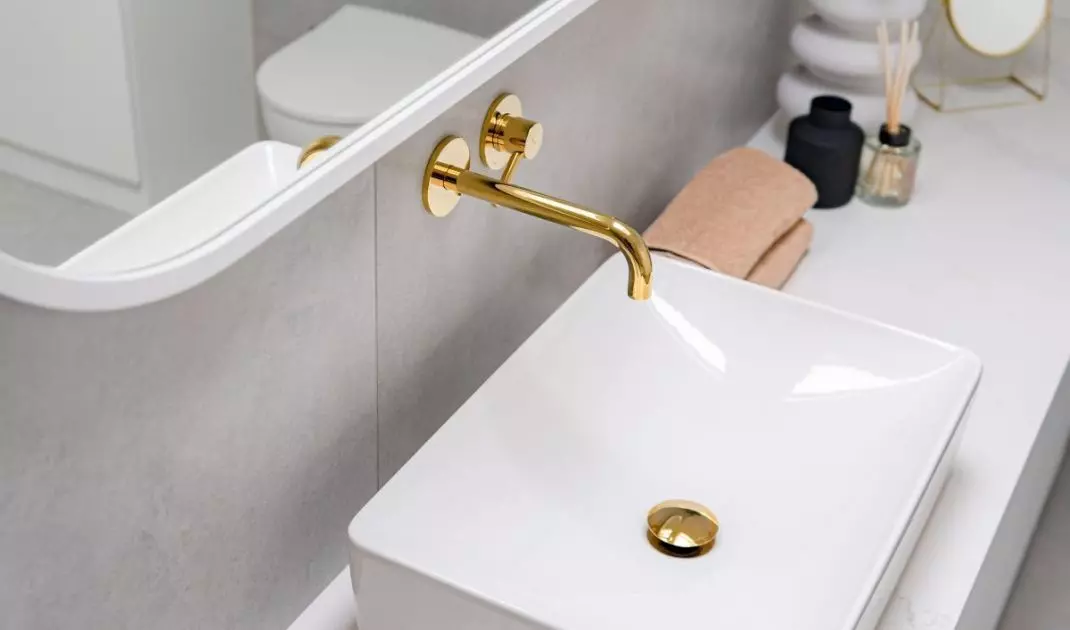 The rectangular washbasin is distinguished by its form